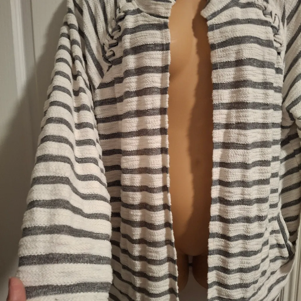 Maurices Sz 2  Striped Gray and White Women's Sweater - Image 8