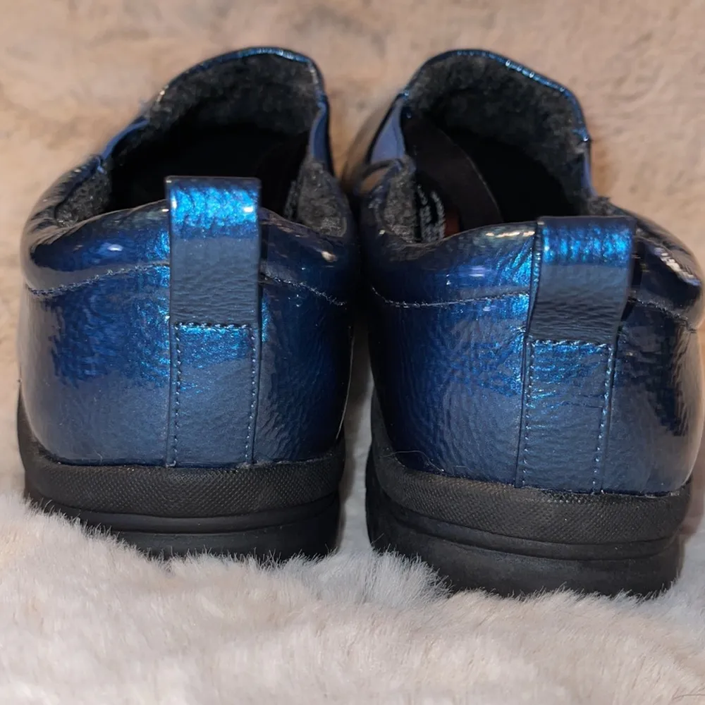 NWOT Wanderlust Blue Iridescent Athletic Clogs 8 - Image 9