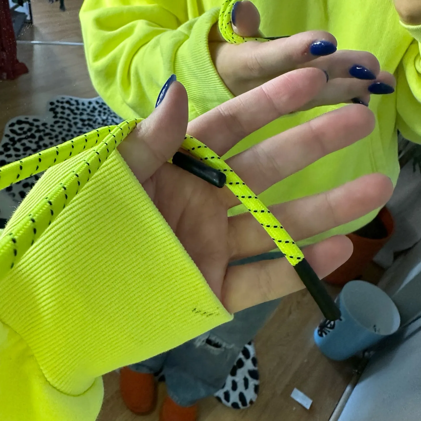 Pam & Gela Neon Hoodie Long Sleeve Yellow Sweatshirt Size Medium - Image 9