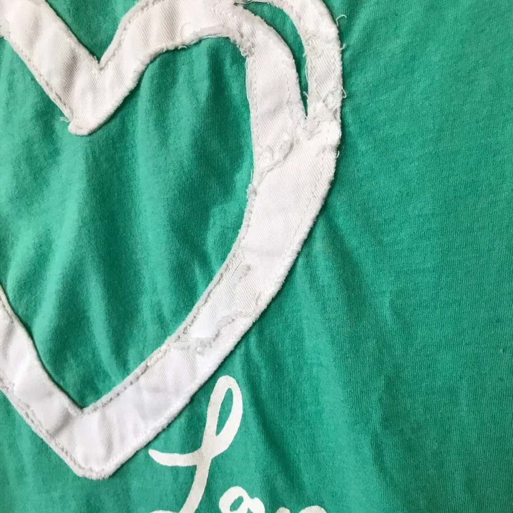 Old Navy Love Me tee - Image 5
