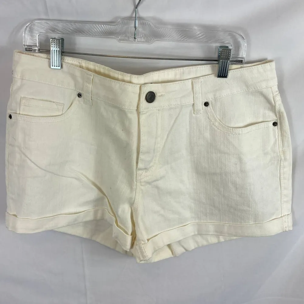 NWT BDG Mid Rise Alexa 5 Pocket Shortie size 32 - Image 2