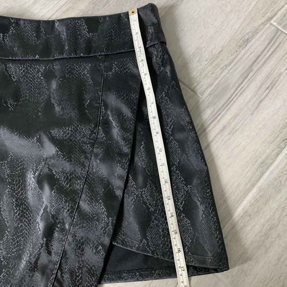 Snakeskin Black Print Wrap Mini Asymmetrical, Zipper Skirt / Size S - Image 10