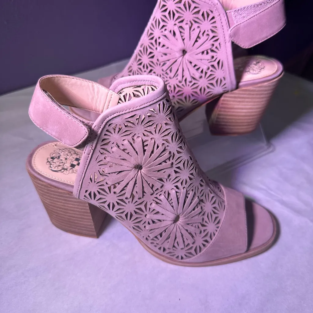 Vince Camuto Beige Cutout Block Heel Sandals - Image 3