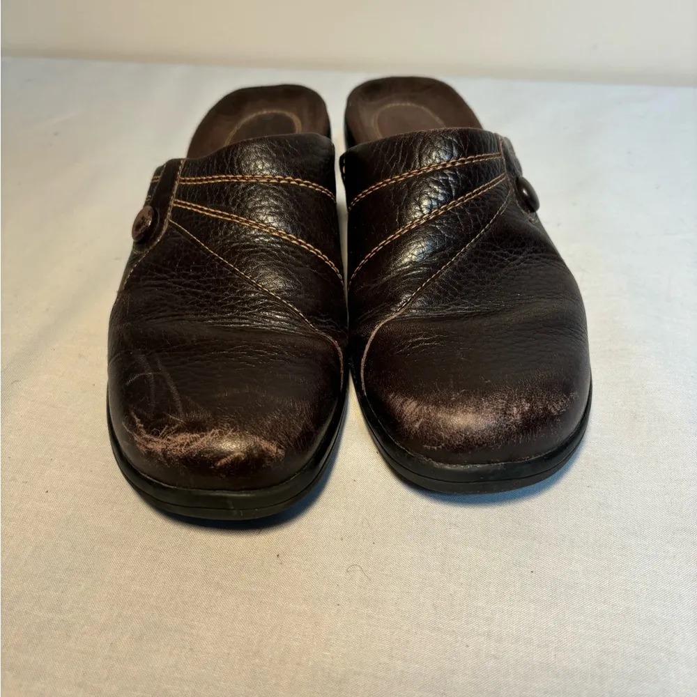 Clarks Women’s Brown Clog Sandals Leather Upper Side Buttons Shoes sz 9M… - Image 4