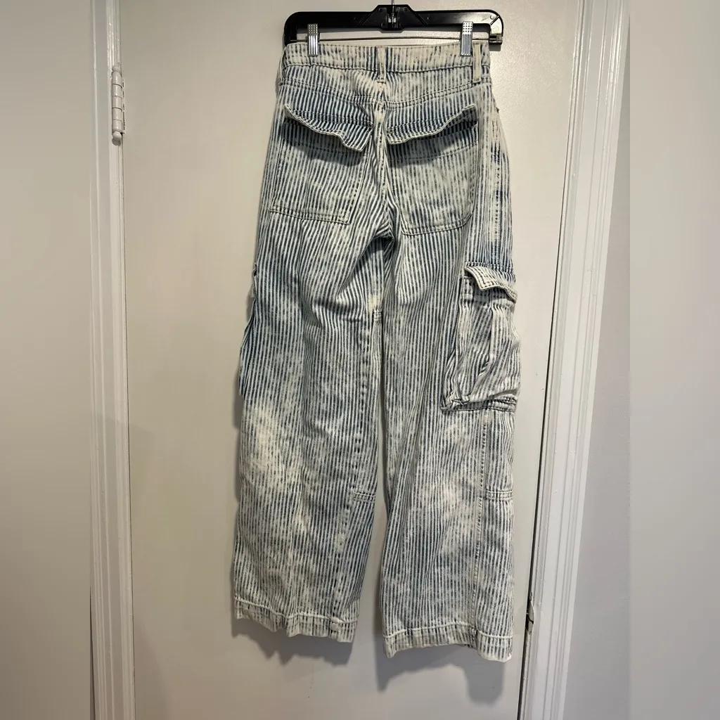 Wild Fable Sz: 0 Mid Rise Wide leg  Ultra Light Wash Pinstriped cargo Jeans. - Image 2