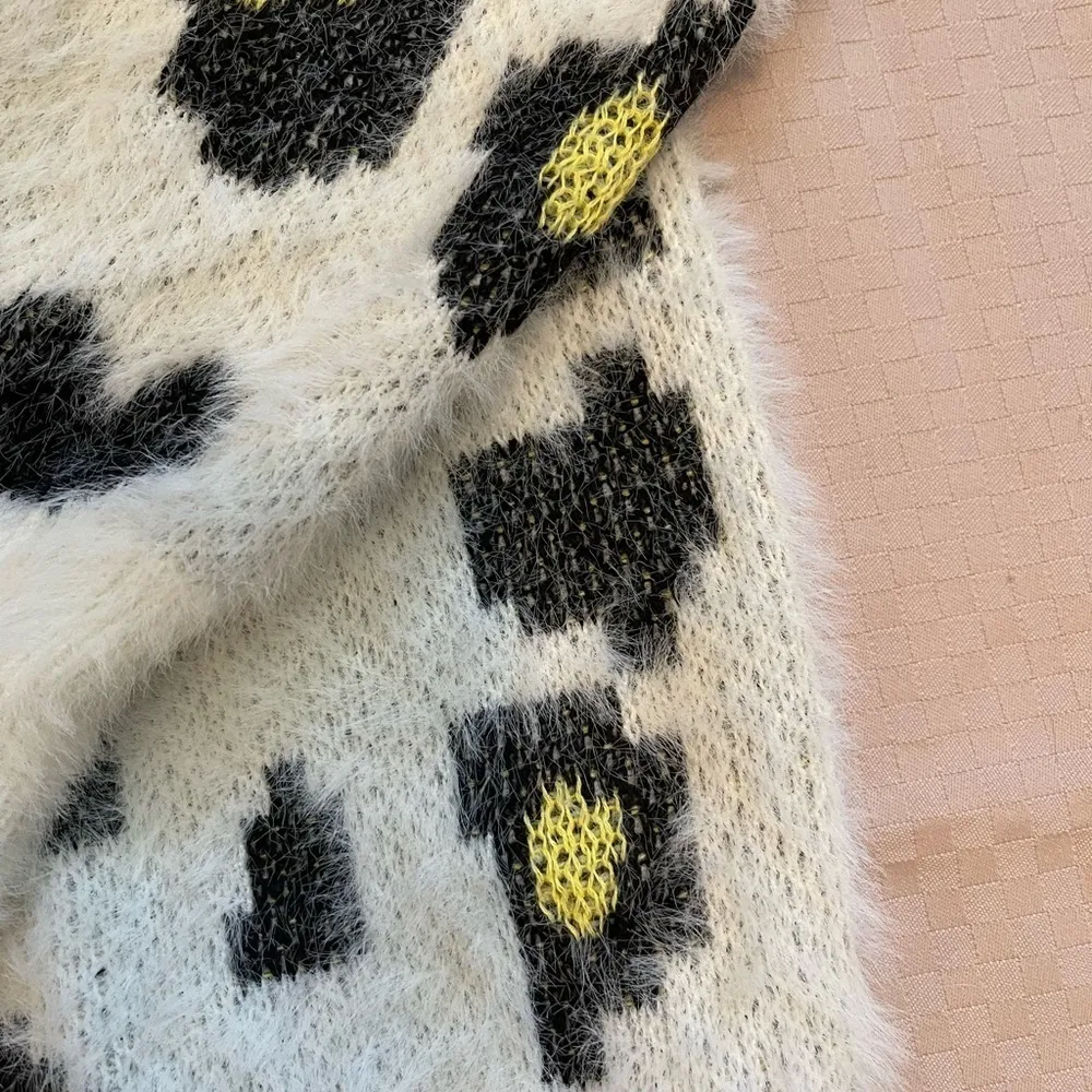 She + Sky fuzzy leopard sweater cream w/yellow & black spots crew neck NWT Sz M - Image 2