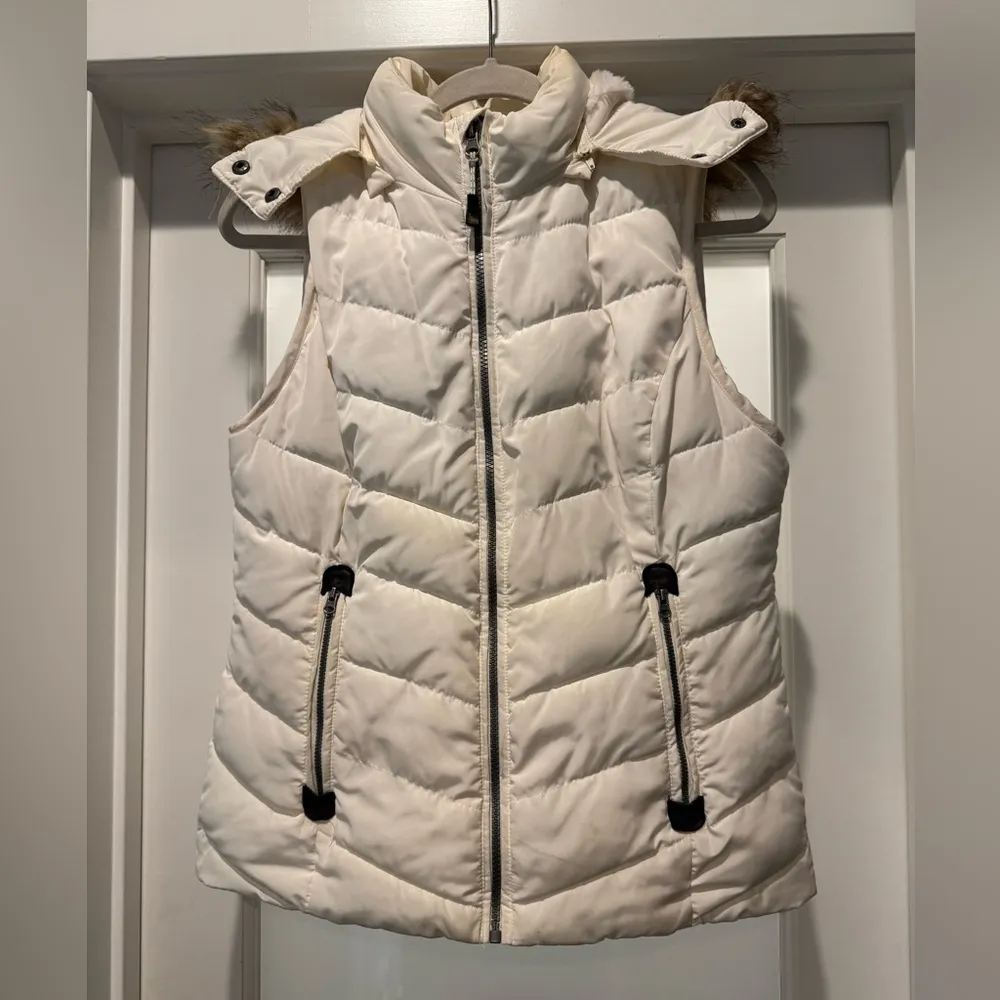 GREEN TEA Women's Cream Puffer Vest Size S Removable Hood Faux Fur Layering Cute - Image 4