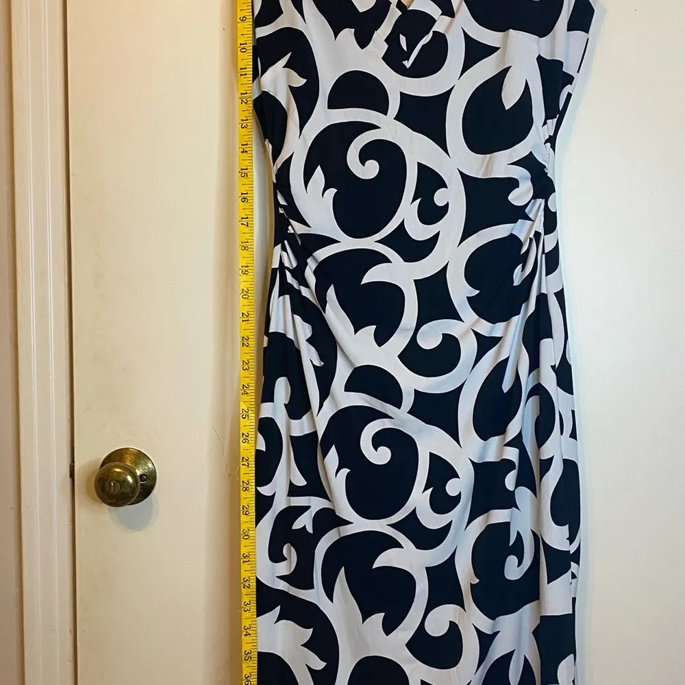 White House, black market woman sleeveless dress size 6 - Image 3