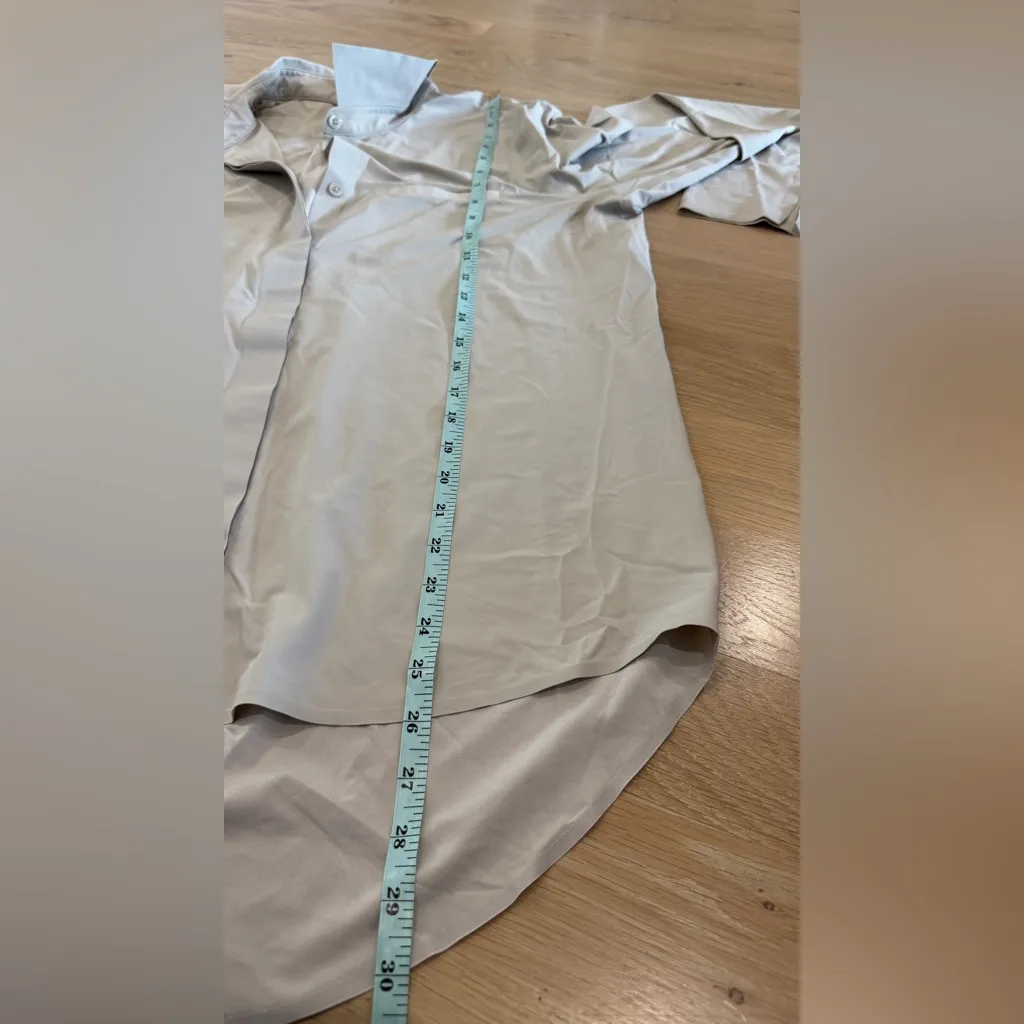 Athleta Urbanite button down long sleeve tan size medium - Image 12