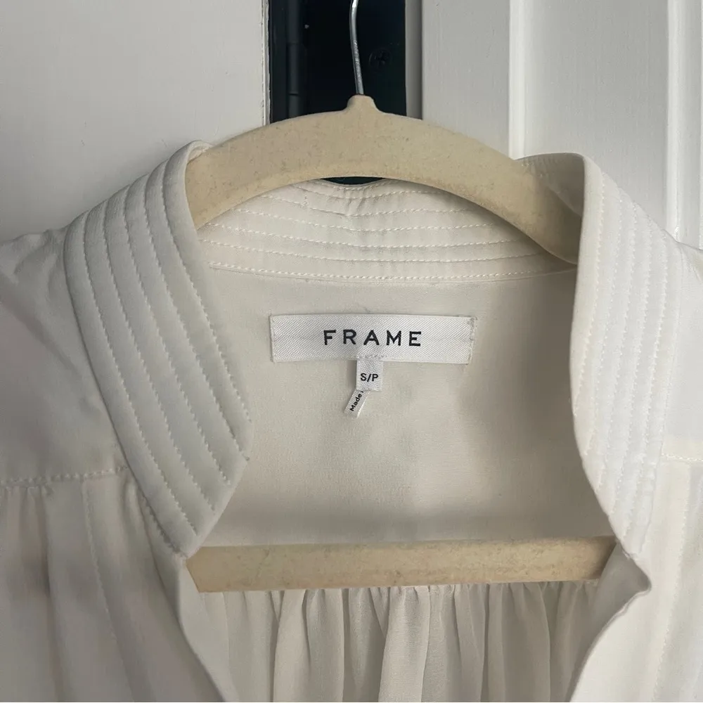 FRAME Cali Gathered Silk Top In White V Neck Short Sleeve Blouse - Image 3