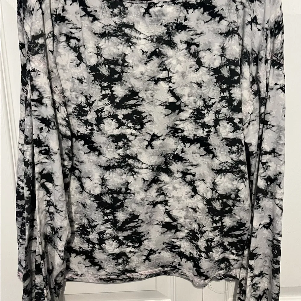 Hurley tie dye long sleeve shirt in small - Image 5