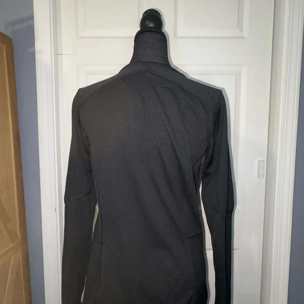 The North Face Women's Long Sleeve Black Tee - Image 5