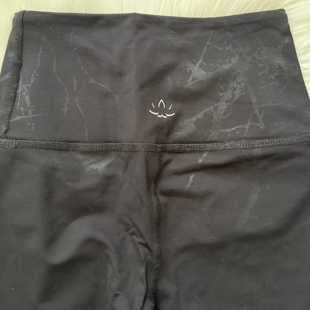 Beyond Yoga Powershine Black Marble Leggings Midi XS - Image 2