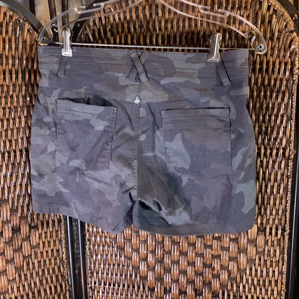 Prana Camouflage Shorts Size 8 Stretchy - Image 2