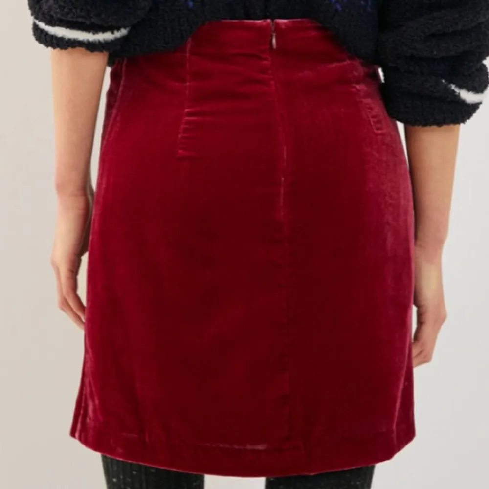 ANTHROPOLOGIE Connie Holiday Crushed Red Velvet Pencil Skirt Ruched Side Slit 6 - Image 3