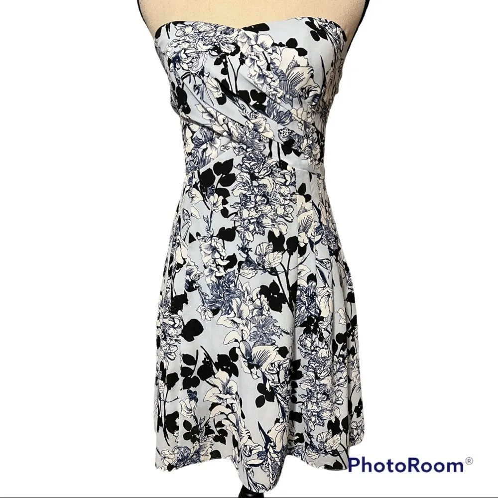 Express size 6 fit and flare strapless dress floral print blue black zips close - Image 2