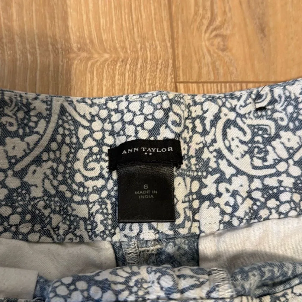 Ann Taylor Women’s Blue and White Floral Shorts Size 6   Pockets on the back ble - Image 2