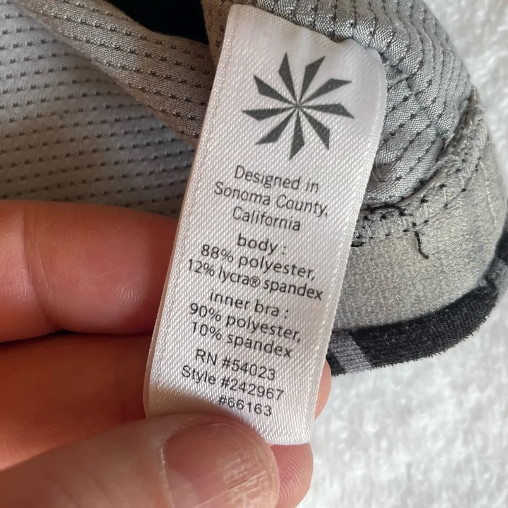 ATHLETA Full Focus Sports Bra Sz XS - striped Black gray excellent condition - Image 4