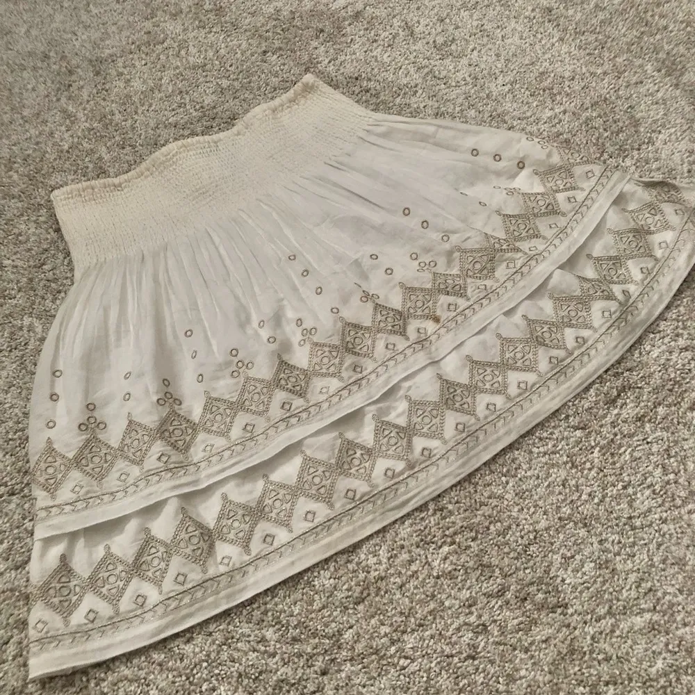 White House Black Market embroidered smocked waist tiered layered mini skirt XS - Image 3