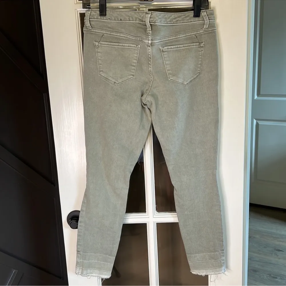 MOSSIMO‎ Mid Rise Super Stretch Busted Knee Jeggings Size 27 Green - Image 6