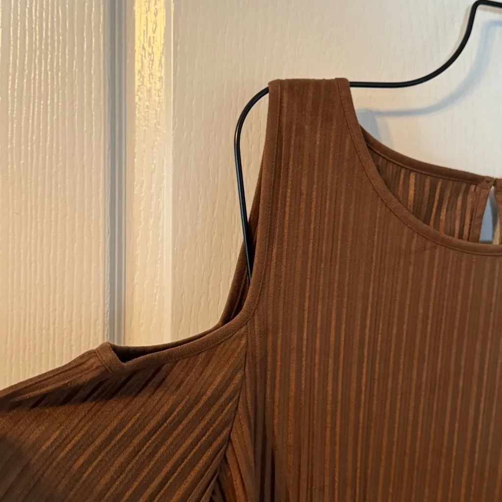 Chico’s Pleated Faux Suede Chocolate Brown Pleated Cold Shoulder Blouse 2 12 L - Image 3