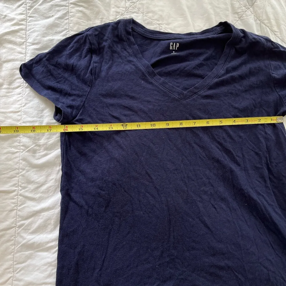 GAP: navy blue V neck T shirt - Image 3