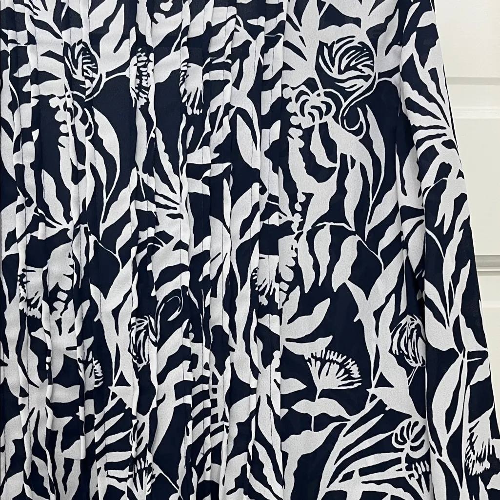 Lilly Pulitzer Navy and White Pintucking Tropical Flamingo Print Blouse - Sz S - Image 7