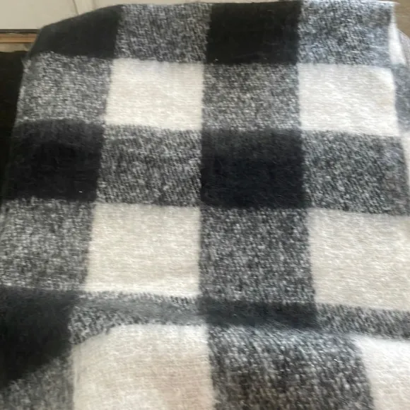 Steve Madden scarf black and white gingham length is 35, width is 21 - Image 2