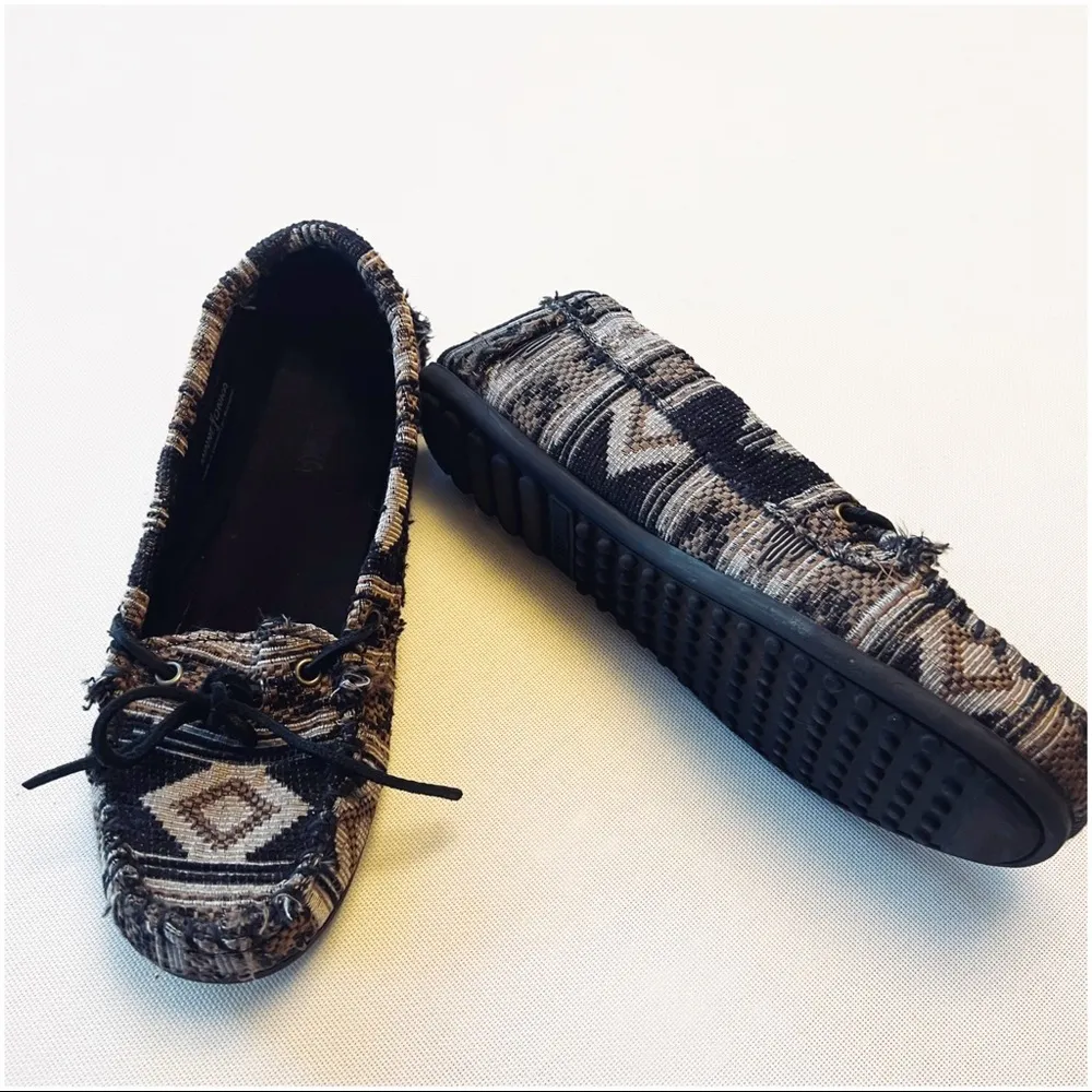 Minnetonka Aztec Tribal Moccasin Shoes - Image 2