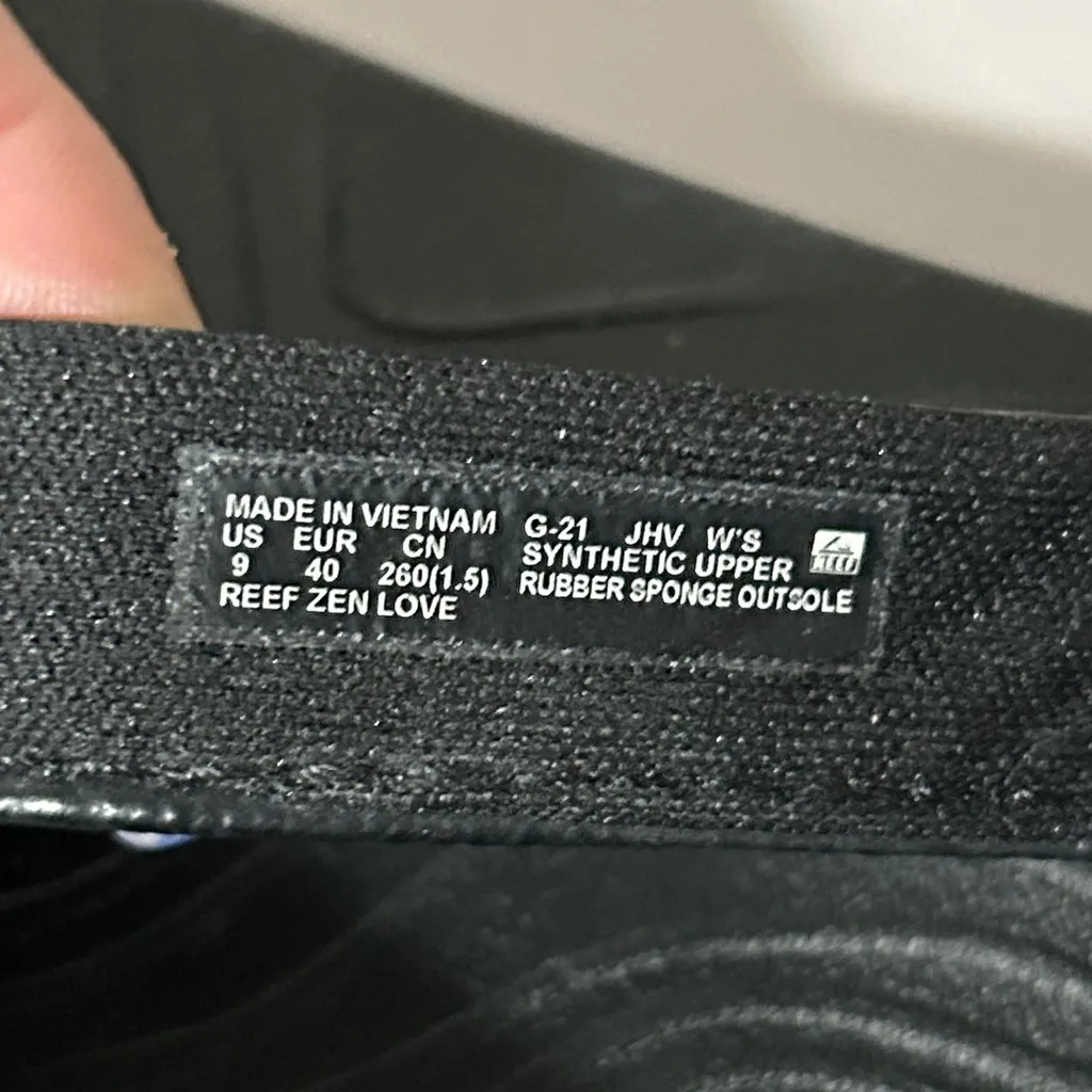 Reef Black Sandals with Brown Detail size 9 - Image 4