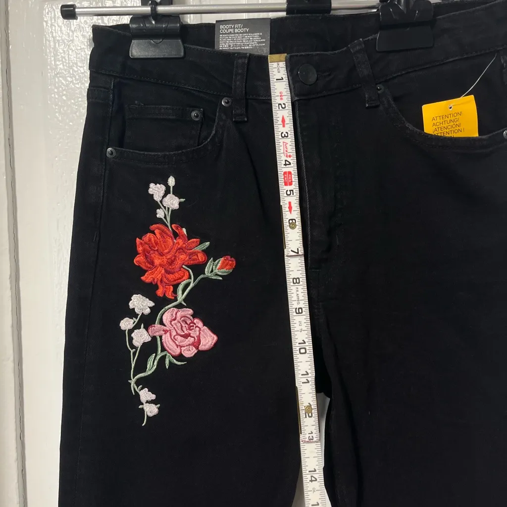 NWT H&M Divided Booty Fit Jeans Black Denim Red Pink Rose Floral Embroidery 10 - Image 5