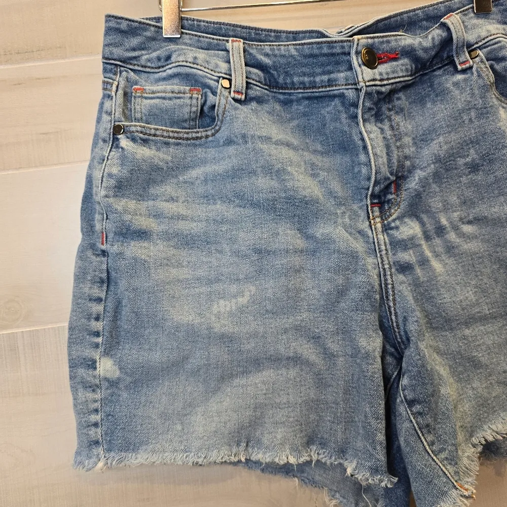 {16} Lane Bryant Fading Star Design Denim Jean Shorts Stretchy Material - Image 2