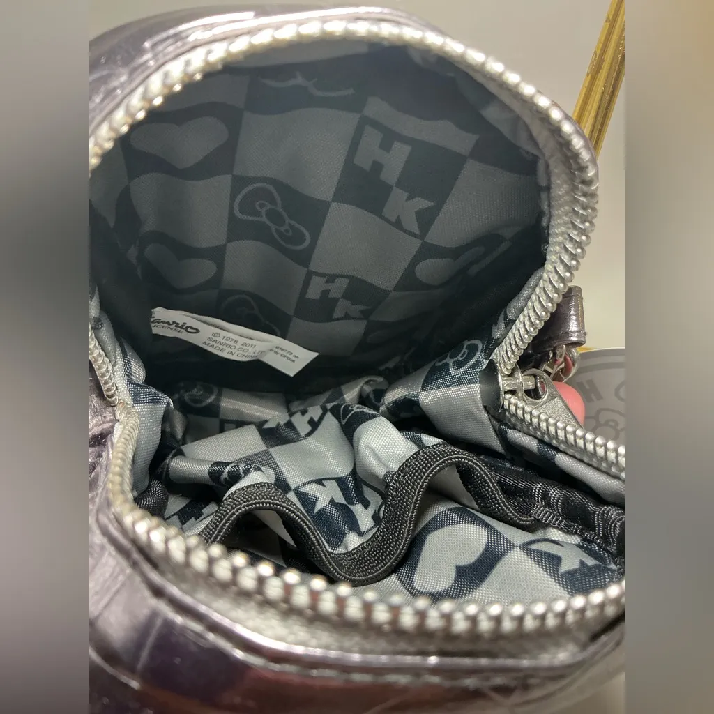 A Rare HTF Vintage Sanrio NWT 2011 Hello Kitty Silver Faux Leather Wristlet Bag Black - Image 6