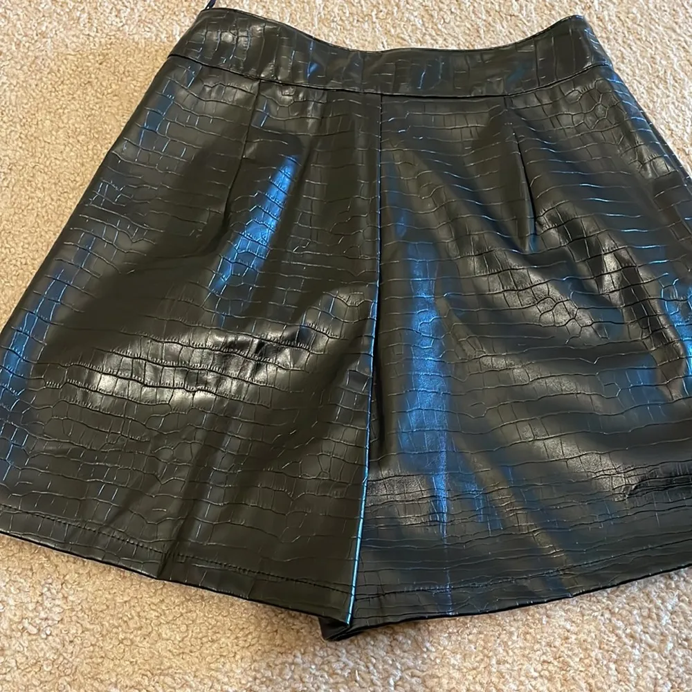 Womens New PrettyLittleThing Black Croc Faux Leather Pleat Detail Shorts - Image 10