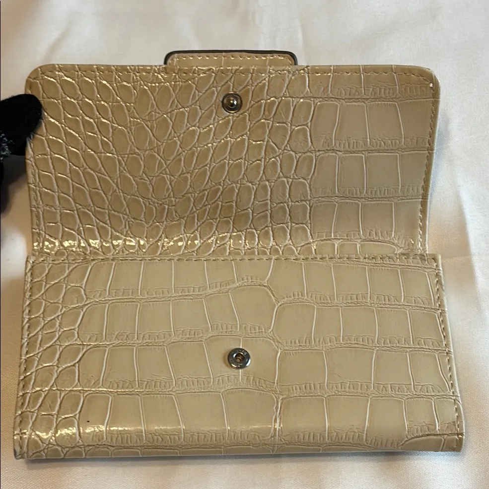 GUESS Cream Textured Wallet with Bow Closure – GUC - Image 3