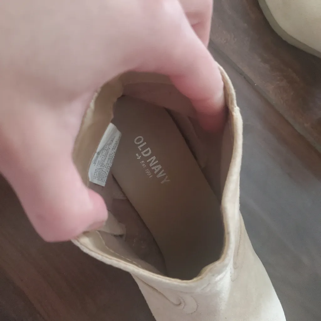 Old navy cream Short  boots size 8 - Image 3