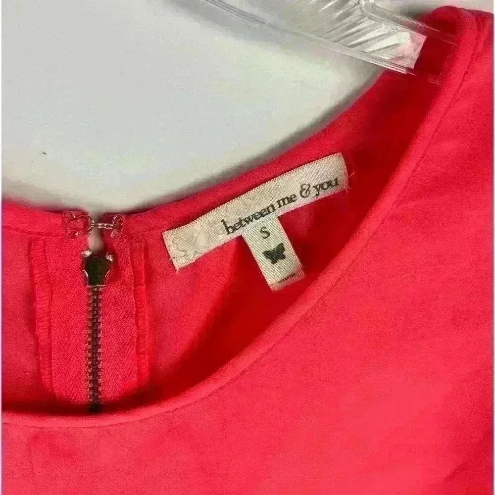 Between Me & You Hot Pink Short Sleeve Blouse w/ Navy Detail small Scalloped Hem - Image 4