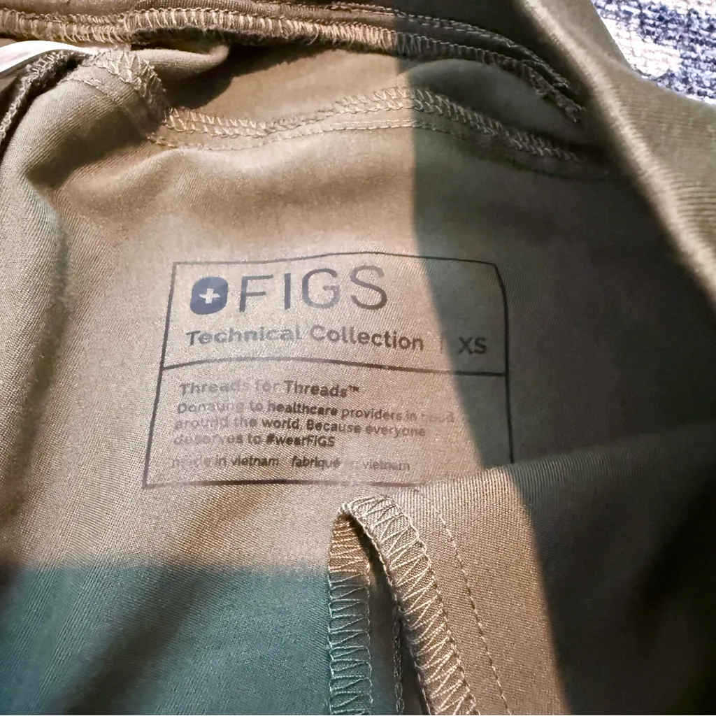 Figs Hunter Green Women's Scrub Set - Image 7