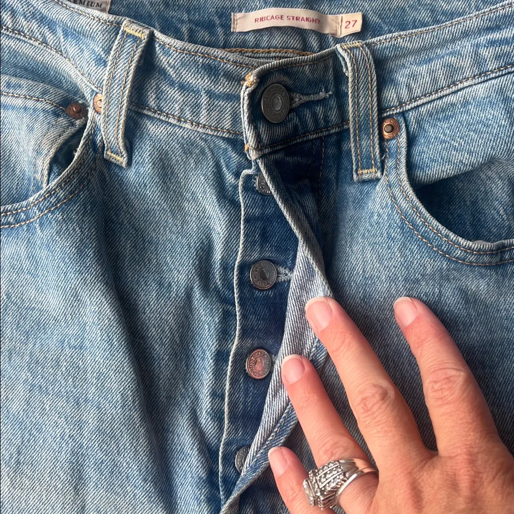Levi’s Women’s Premium Denim Ribcage Straight High Waist Jeans Size 27 - Image 4