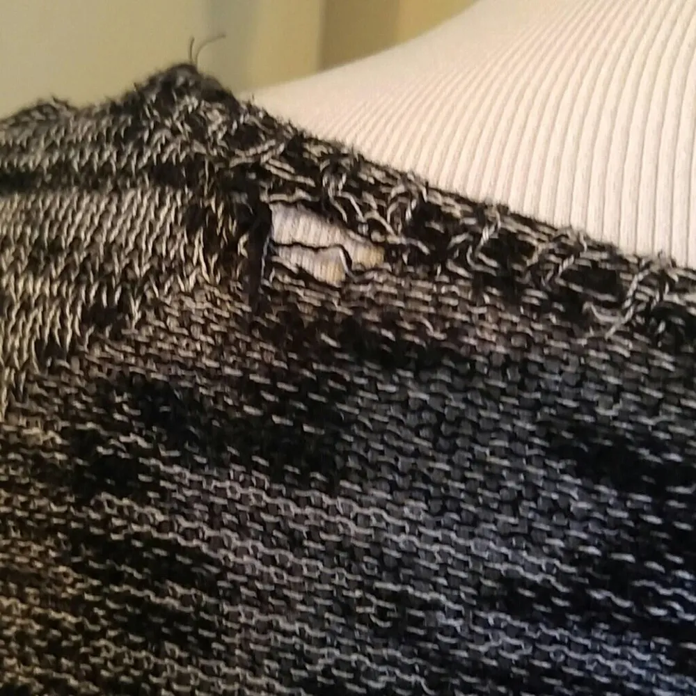 MAURICES BLACK & WHITE ZIP SWEATER SMALL - Image 3