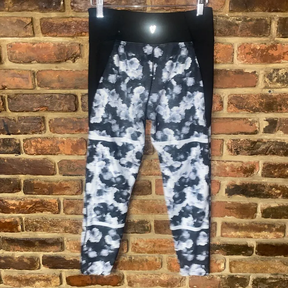 Betsey Johnson Black White Floral Capri Cropped Leggings Women's Size Medium - Image 4