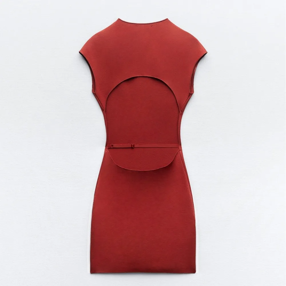 FITTED KNIT DRESS WITH OPEN BACK - Image 2