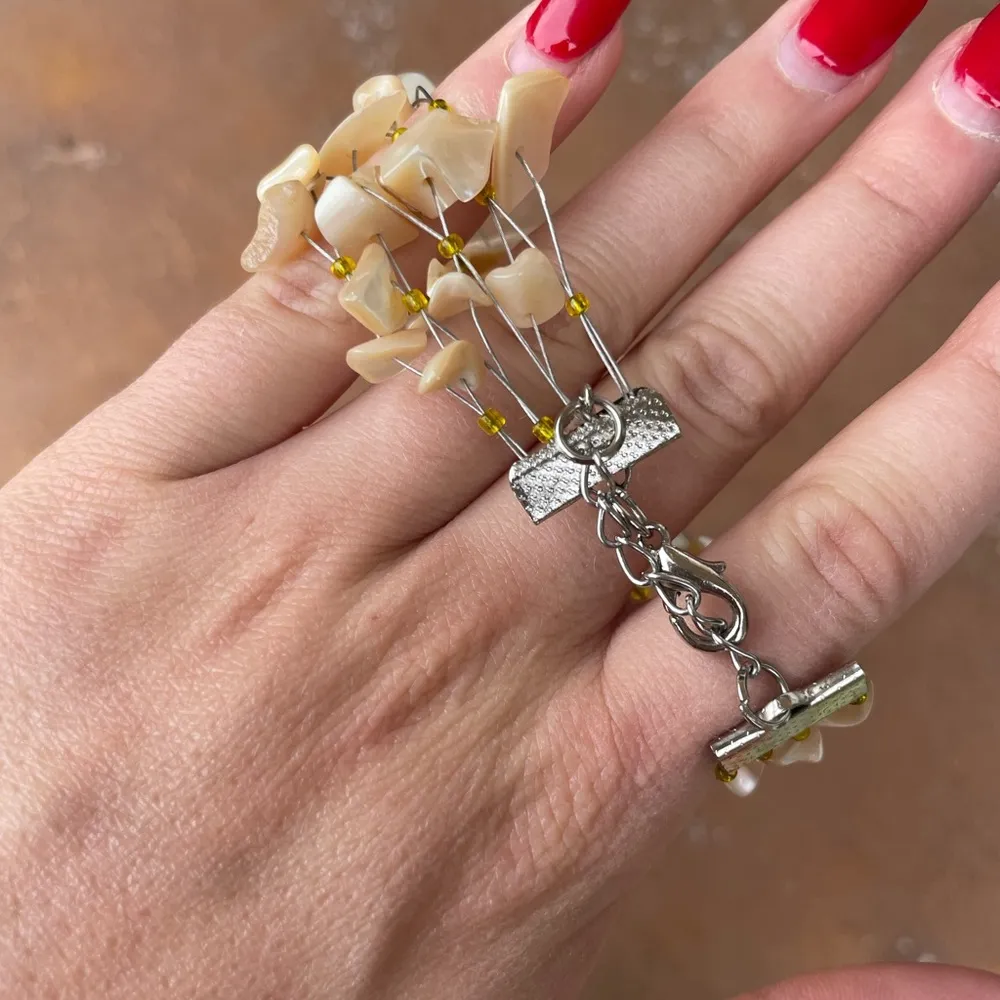 Puka shell wire bracelet - Image 5