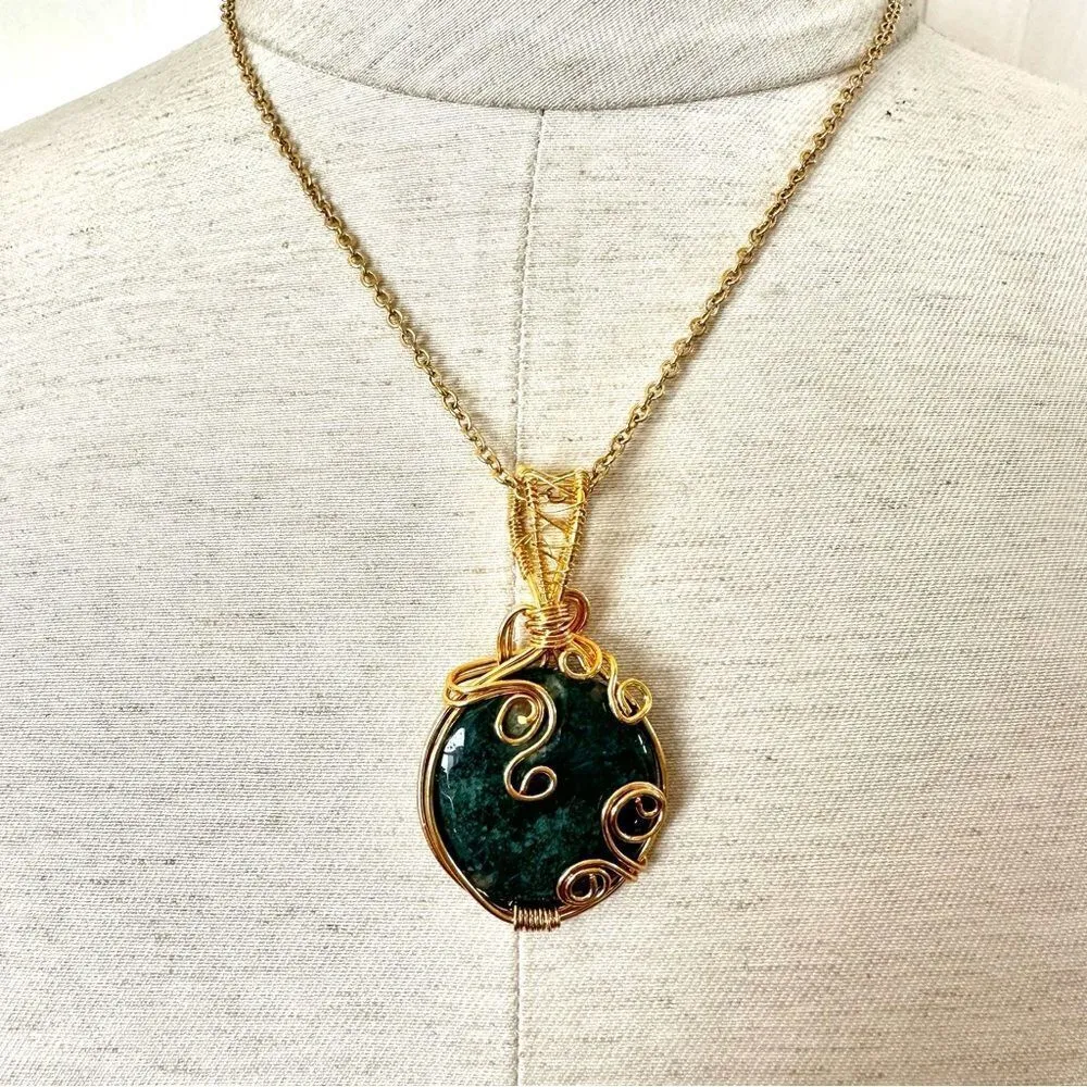 Moss agate gold tone pendant necklace - Image 2