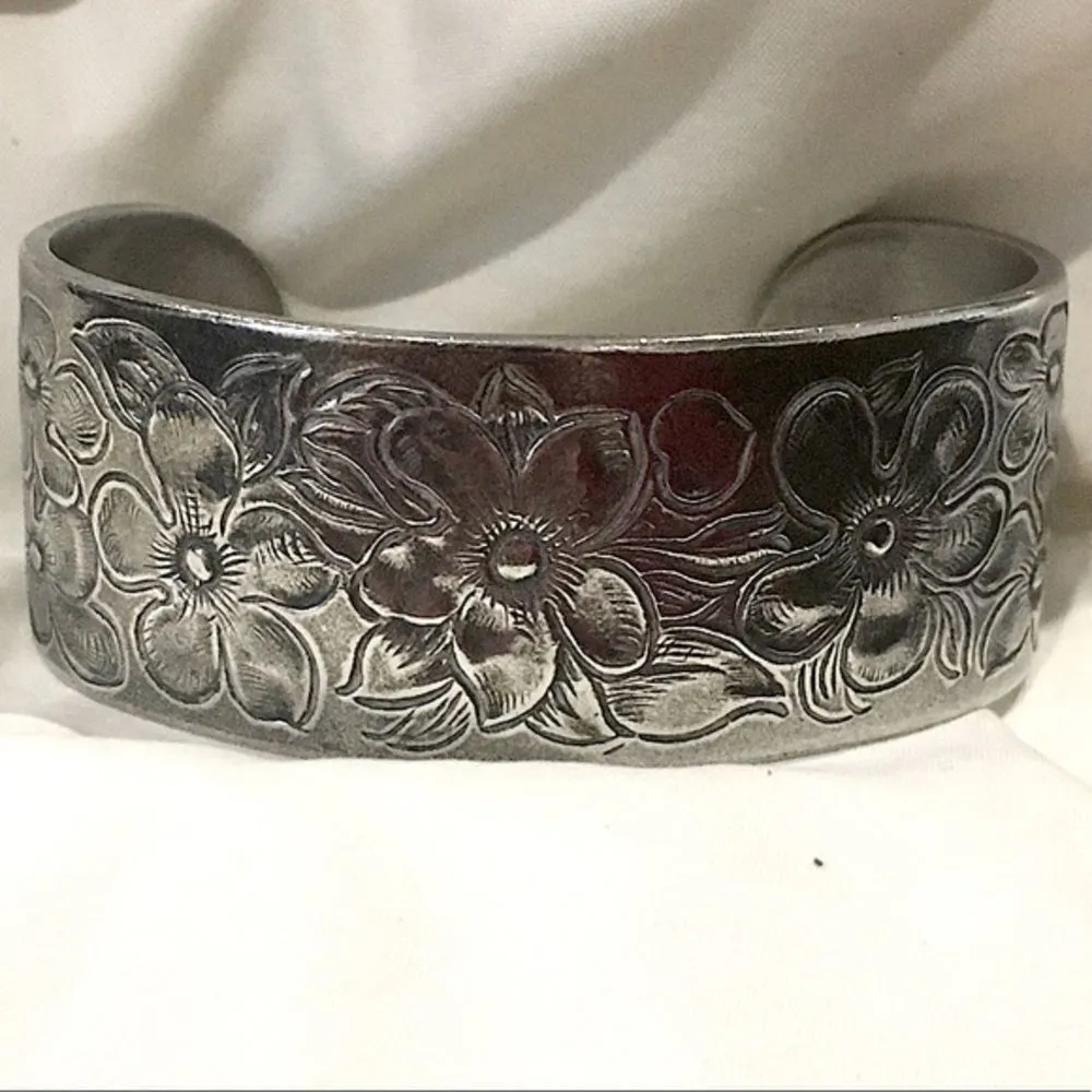 VINTAGE SALISBURY Floral Engraved Pewter Cuff - Image 4