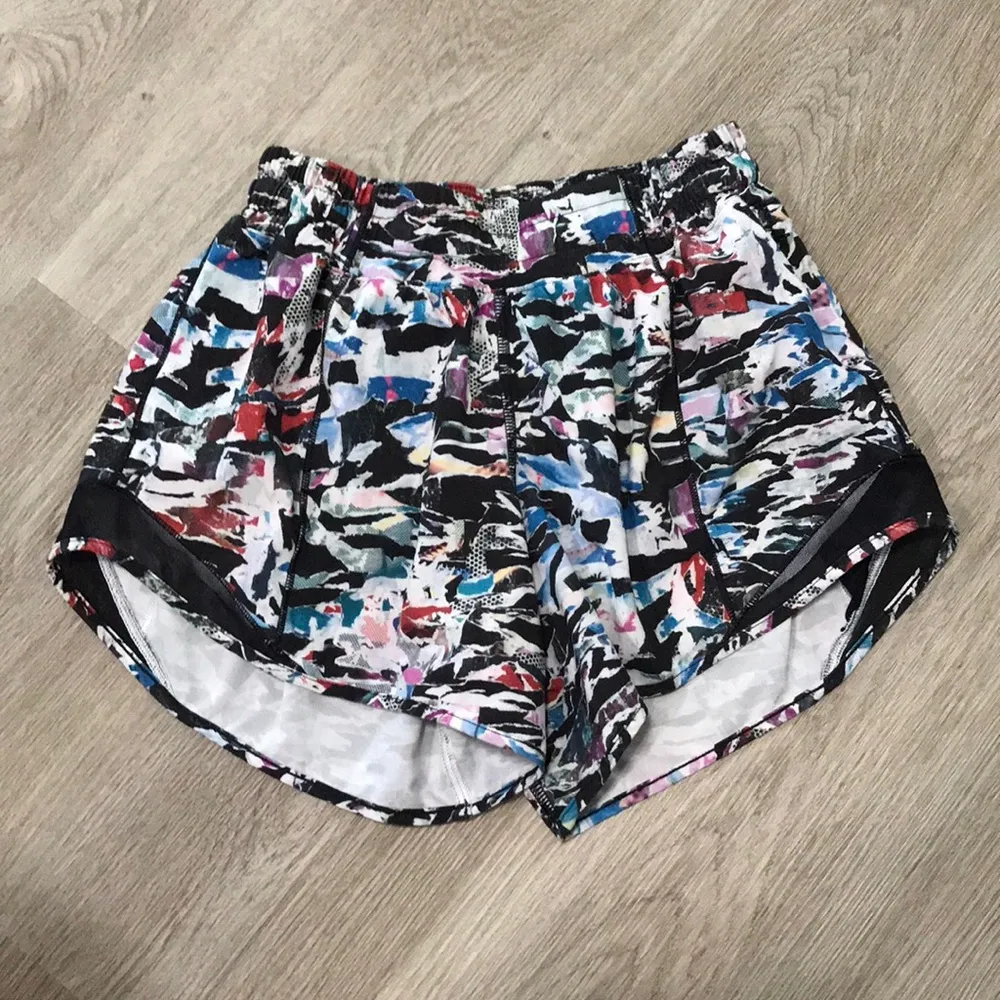 Lululemon Hotty Hot Short II (Long 4") Culture Clash Multi Black - Image 4