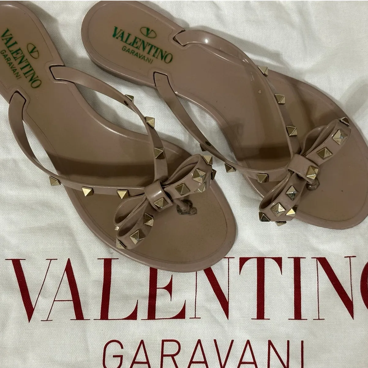 Valentino Garavani Taupe Flip Flop Sandals Rockstud Bow Refurbished - Image 2