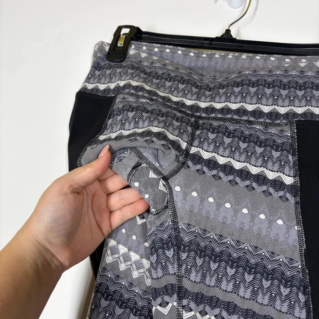 Alo Illusion 3 Tribal Print Leggings Size Medium - Image 7