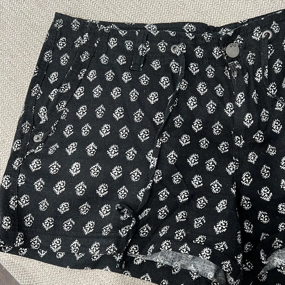 Women’s gap linen blend shorts with tie - Image 2