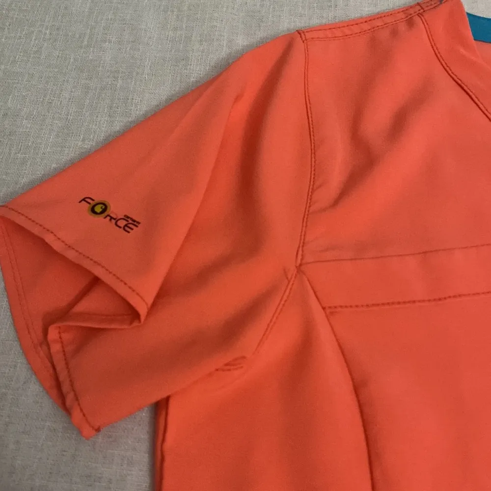 Carhartt Force women’s coral/peach quick dry performance scrub top size M - Image 4
